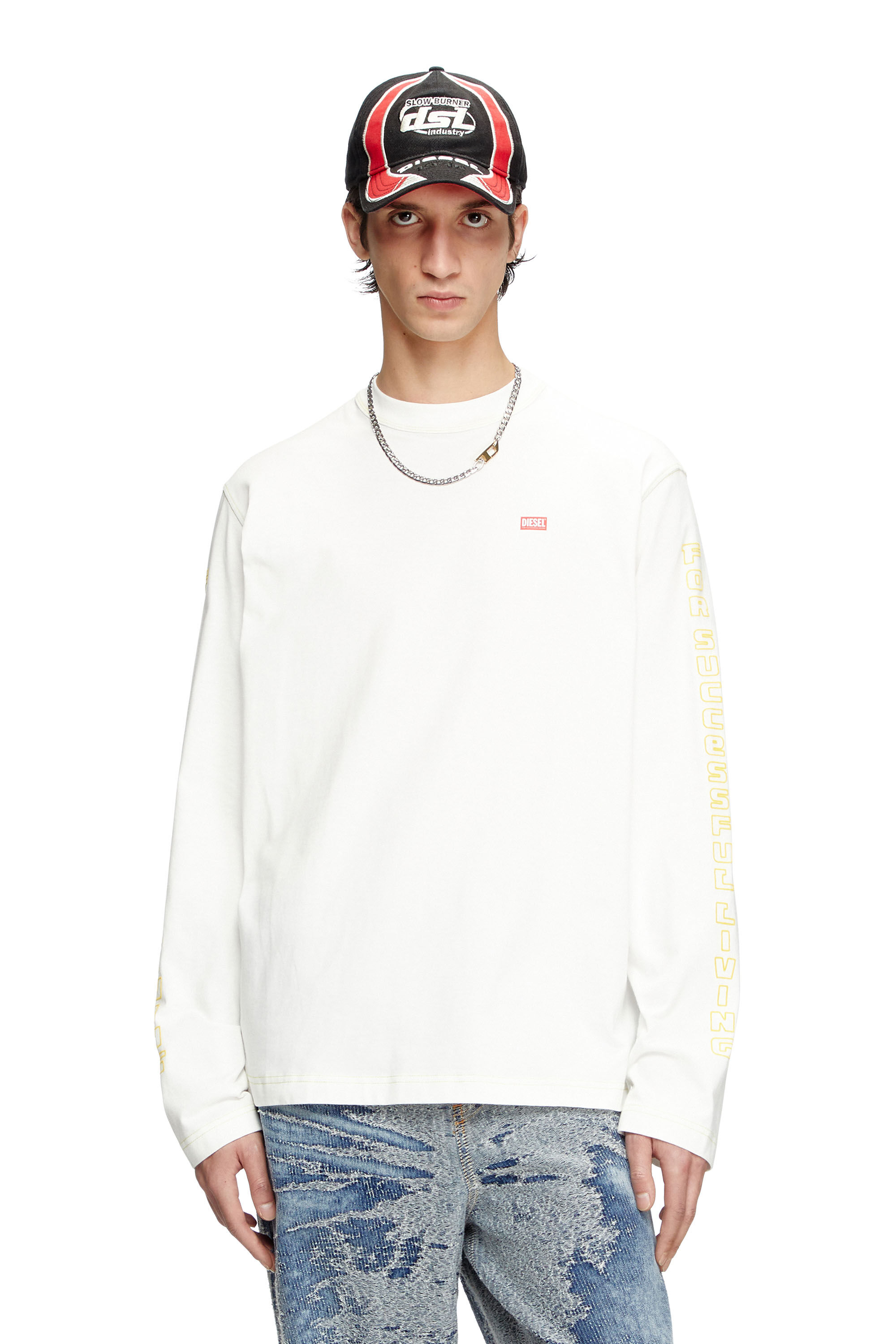 Diesel - T-CRANE-LS-R1, Camiseta de manga larga con estampado de corazón de manzana Hombre in Blanco - 3
