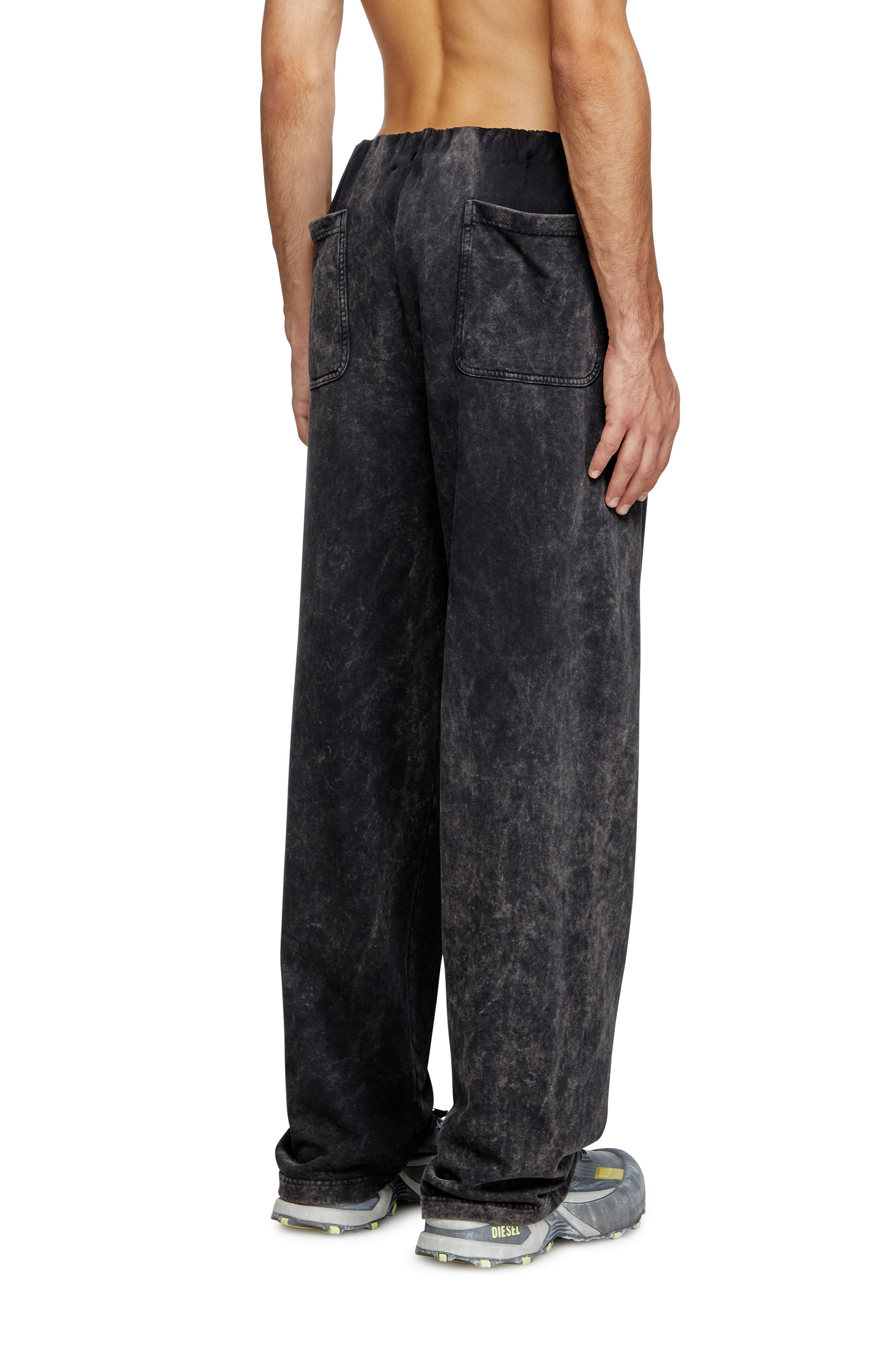 Diesel - P-MARKLE, Pantalones deportivos tratados con cintura fruncida Hombre in Negro - 2